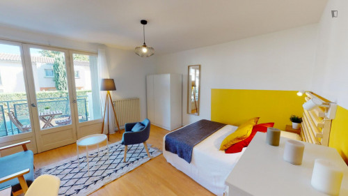 Very cool double bedroom with balcony in Saint Cyprien
