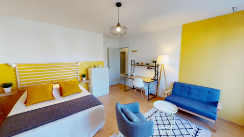 Very cool double bedroom with balcony in Saint Cyprien