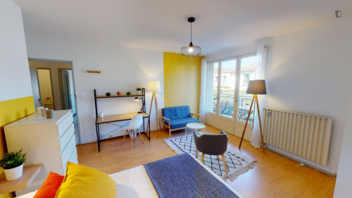 Very cool double bedroom with balcony in Saint Cyprien