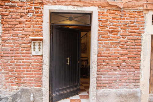 Bright 2-bedroom apartment close to Rialto Mercato boat terminal