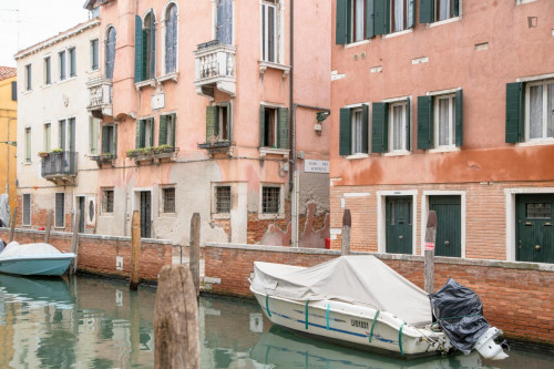 Bright 2-bedroom apartment close to Rialto Mercato boat terminal