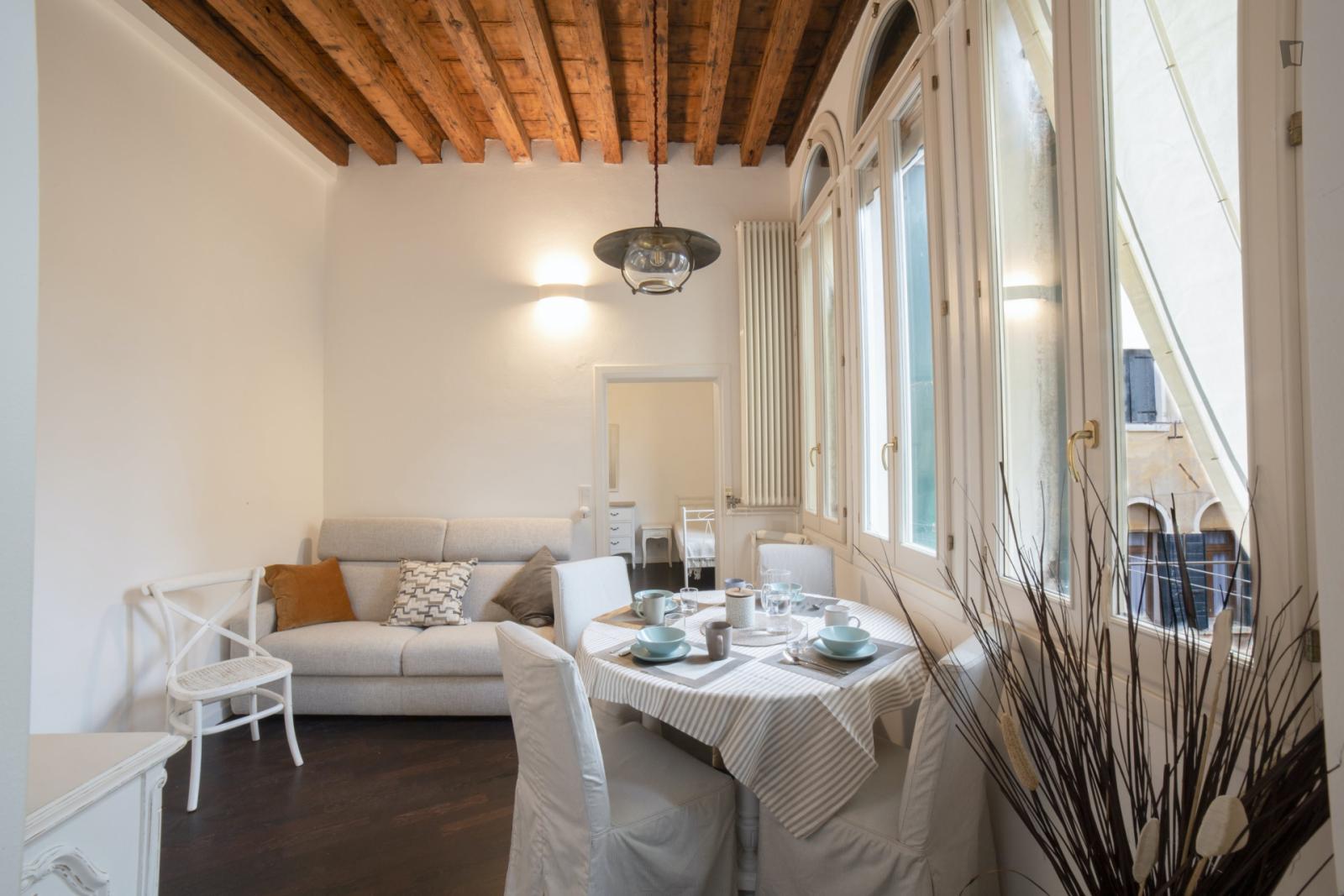  Bright 2-Bedroom Apartment Close To Rialto Mercato Boat Terminal  -  Bright 2-bedroom apartment close to Rialto Mercato boat terminal  - Gallery -  1