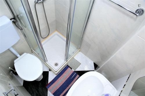 Comfy double bedroom in residential Arroios - Gallery - 9