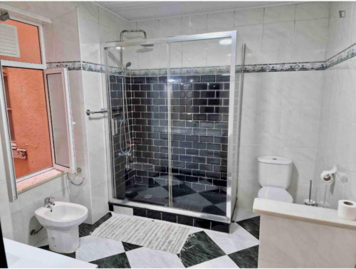 Comfy double bedroom in residential Arroios
