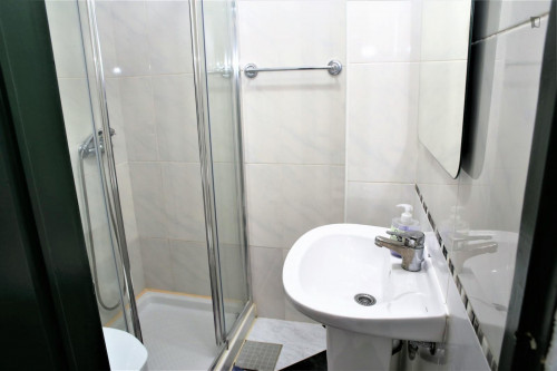 Comfy double bedroom in residential Arroios - Gallery - 8