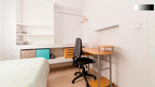 Single bedroom in 3-bedroom apartment