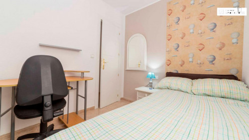 Single bedroom in 3-bedroom apartment