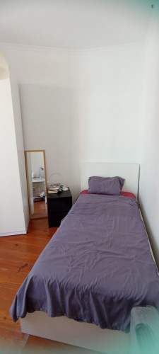 Single bedroom, with balcony, in 4-bedroom apartment