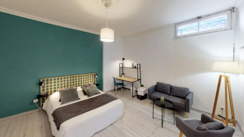 Spacious double bedroom near Arc de Triomphe
