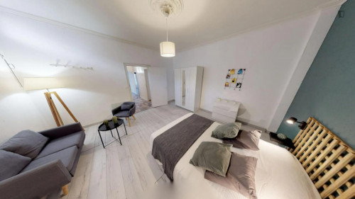 Spacious double bedroom near Arc de Triomphe