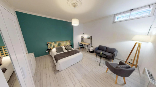 Spacious double bedroom near Arc de Triomphe
