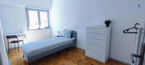 Neat single bedroom 15 min from University of Lisbon, NOVA, ISCTE