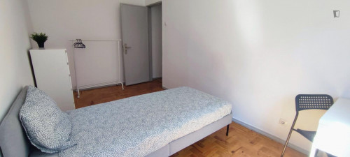 Neat single bedroom 15 min from University of Lisbon, NOVA, ISCTE