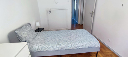 Homely single bedroom with a balcony, 15 min University of Lisbon, NOVA, ISCTE