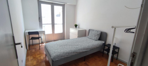 Homely single bedroom with a balcony, 15 min University of Lisbon, NOVA, ISCTE