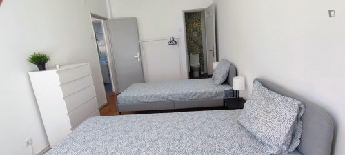Pleasant twin bedroom with a private WC, in Amadora
