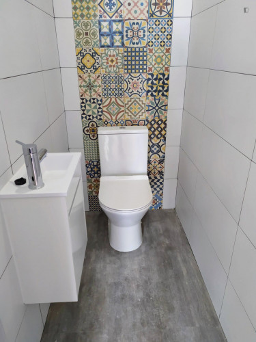 Pleasant twin bedroom with a private WC, in Amadora