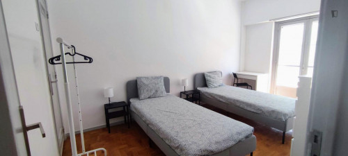 Pleasant twin bedroom with a private WC, in Amadora
