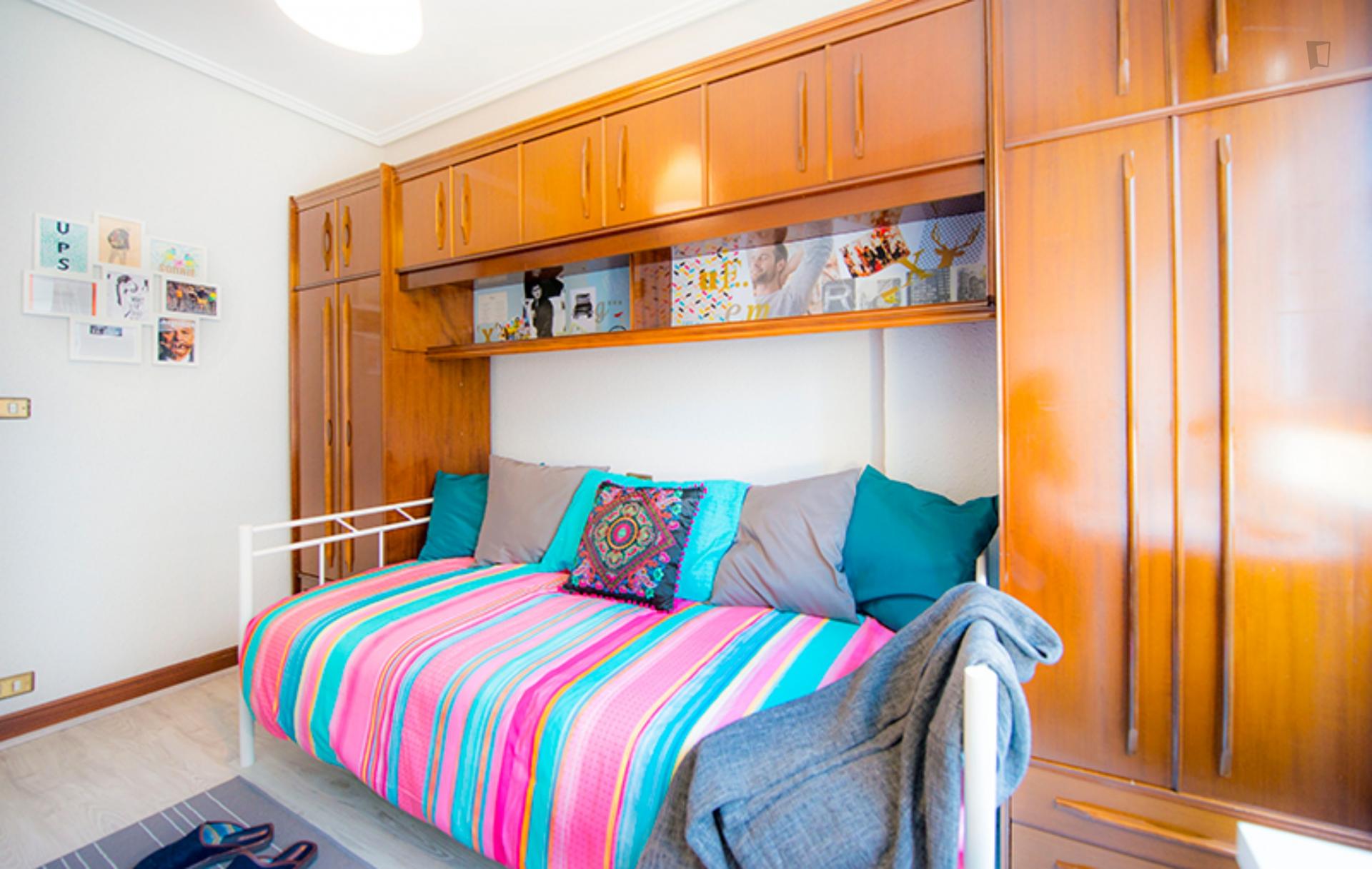 Single bedroom in 5-bedroom apartment