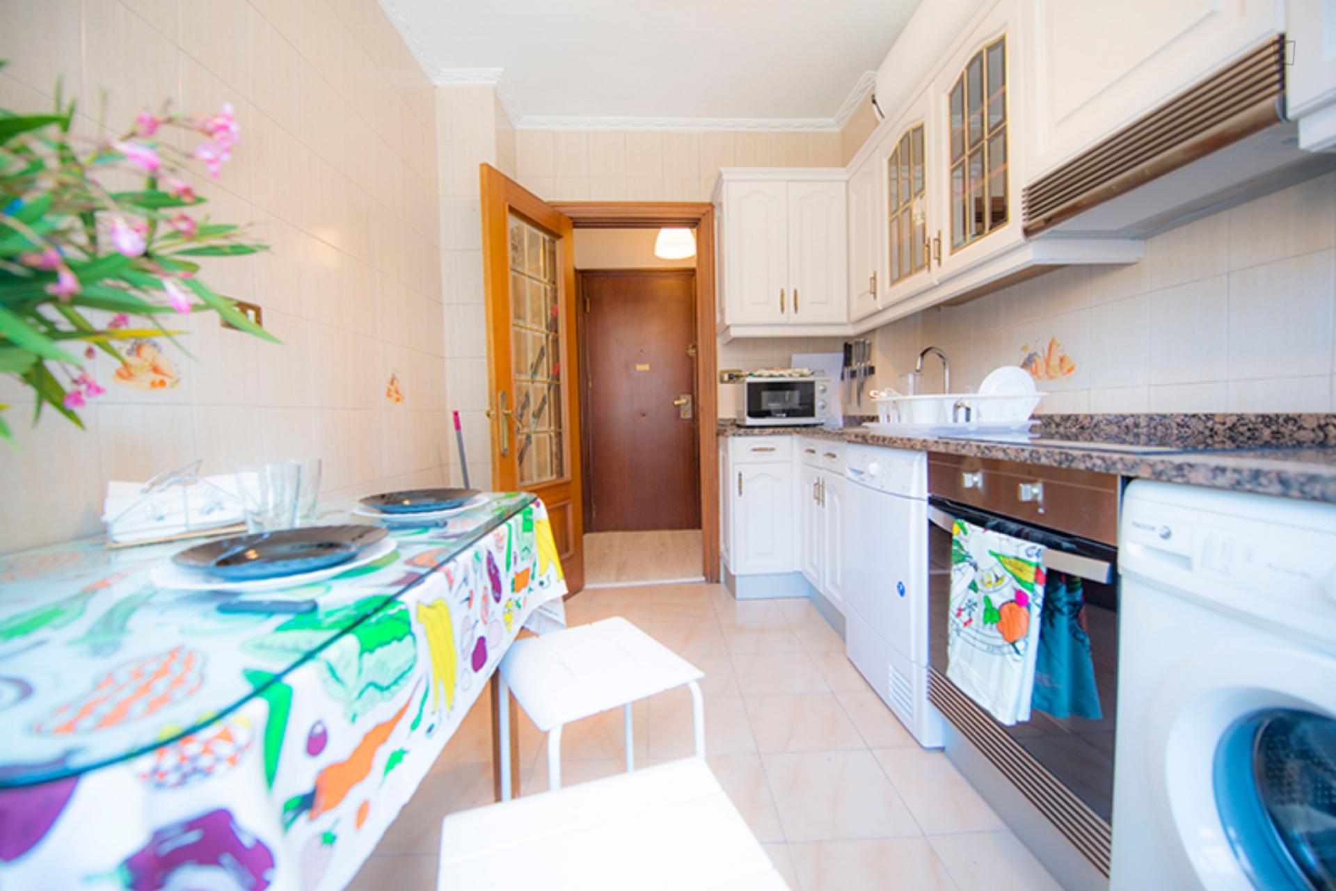 Single bedroom in 5-bedroom apartment