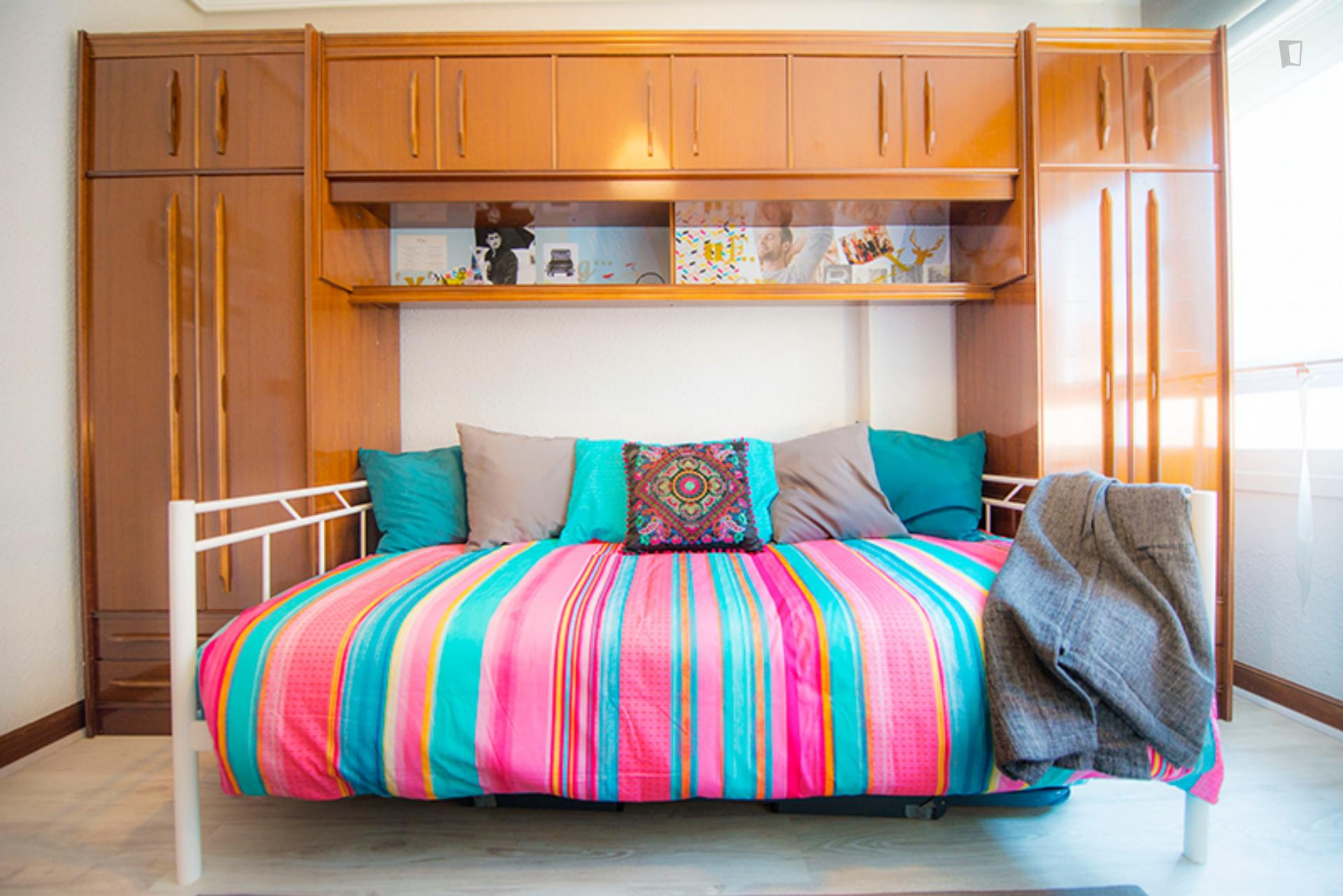 Single bedroom in 5-bedroom apartment