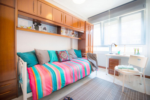 Single bedroom in 5-bedroom apartment