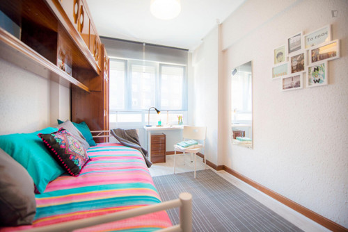 Single bedroom in 5-bedroom apartment