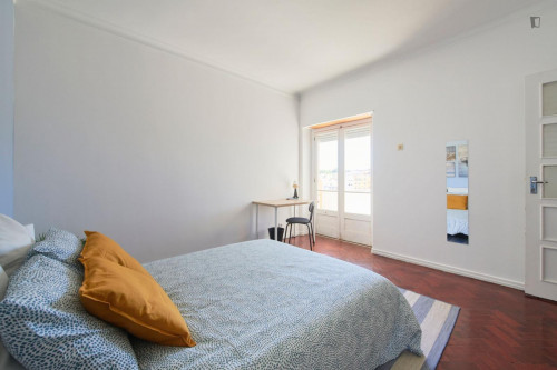 Spacious double bedroom with balcony in Arroios - Gallery - 25