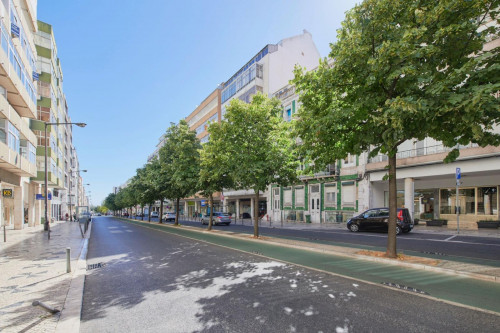 Spacious double bedroom with balcony in Arroios - Gallery - 15