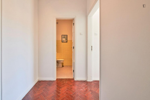 Spacious double bedroom with balcony in Arroios - Gallery - 10