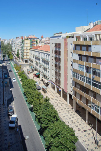 Spacious double bedroom with balcony in Arroios