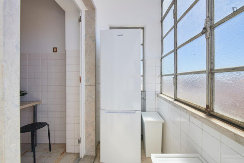 Spacious double bedroom with balcony in Arroios