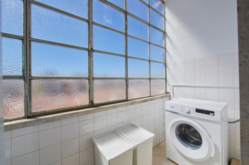 Spacious double bedroom with balcony in Arroios  - Gallery -  5
