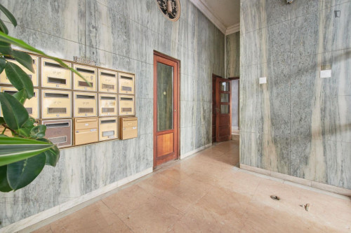 Spacious double bedroom with balcony in Arroios - Gallery - 18