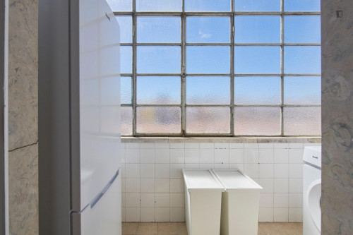 Spacious double bedroom with balcony in Arroios - Gallery - 6