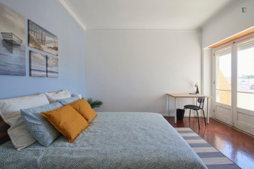 Spacious double bedroom with balcony in Arroios - Gallery - 27