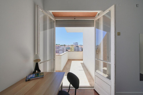 Spacious double bedroom with balcony in Arroios - Gallery - 29
