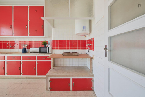 Spacious double bedroom with balcony in Arroios - Gallery - 11