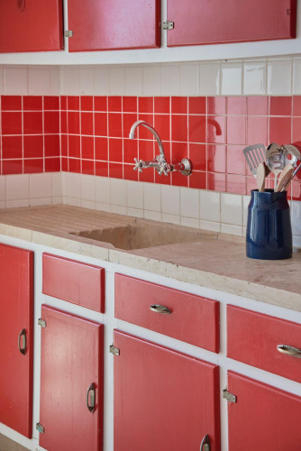 Spacious double bedroom with balcony in Arroios