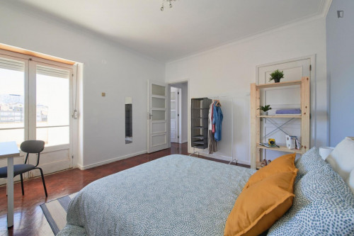 Spacious double bedroom with balcony in Arroios - Gallery - 26