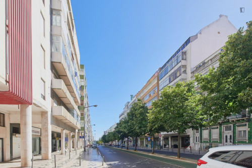 Spacious double bedroom with balcony in Arroios - Gallery - 16