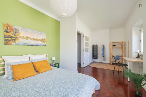 Spacious double bedroom with balcony and outdoor space in Arroios