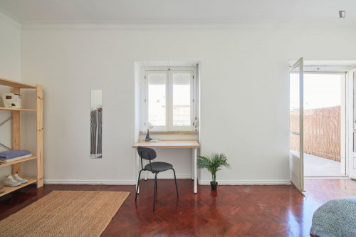 Spacious double bedroom with balcony and outdoor space in Arroios - Gallery - 8
