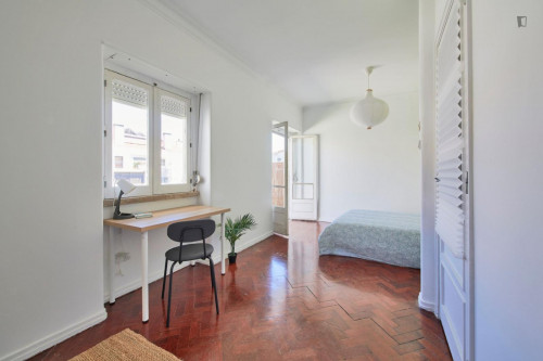Spacious double bedroom with balcony and outdoor space in Arroios - Gallery - 7