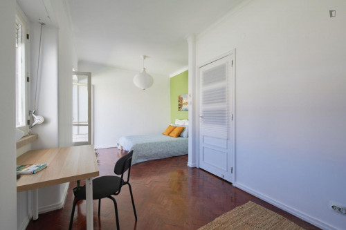 Spacious double bedroom with balcony and outdoor space in Arroios - Gallery - 6