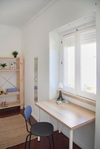Spacious double bedroom with balcony and outdoor space in Arroios - Gallery - 10