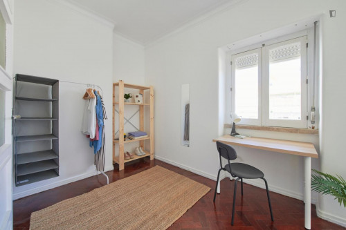 Spacious double bedroom with balcony and outdoor space in Arroios - Gallery - 9