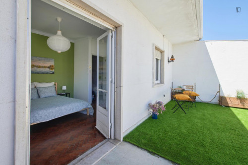 Spacious double bedroom with balcony and outdoor space in Arroios