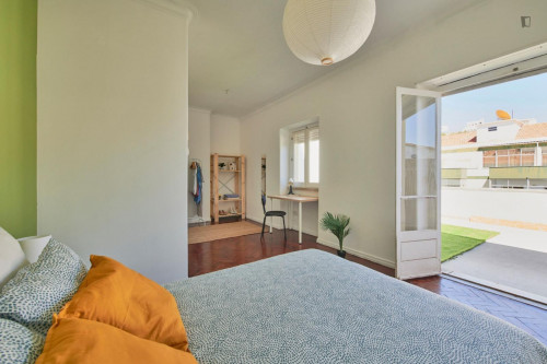 Spacious double bedroom with balcony and outdoor space in Arroios
