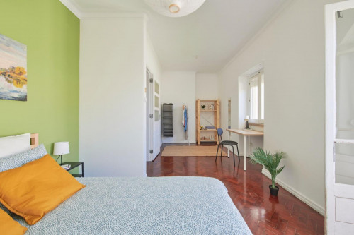 Spacious double bedroom with balcony and outdoor space in Arroios